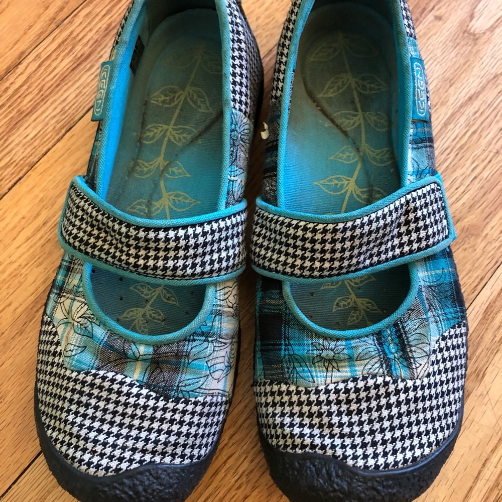 Keen maryjanes size 7 in b&w and turq plaid